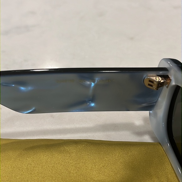 (SOLD) Gucci Slim Rectangular Sunglasses - Picture 6 of 8